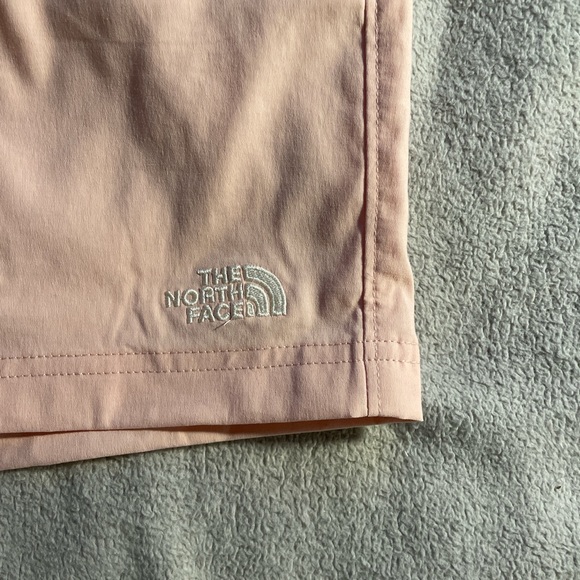 NEW North Face Shorts - Picture 3 of 4